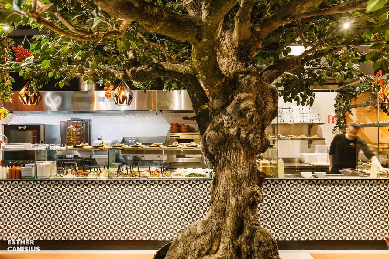 Kunstboom in restaurant in Eindhoven - interieurontwerp van Esther Canisius