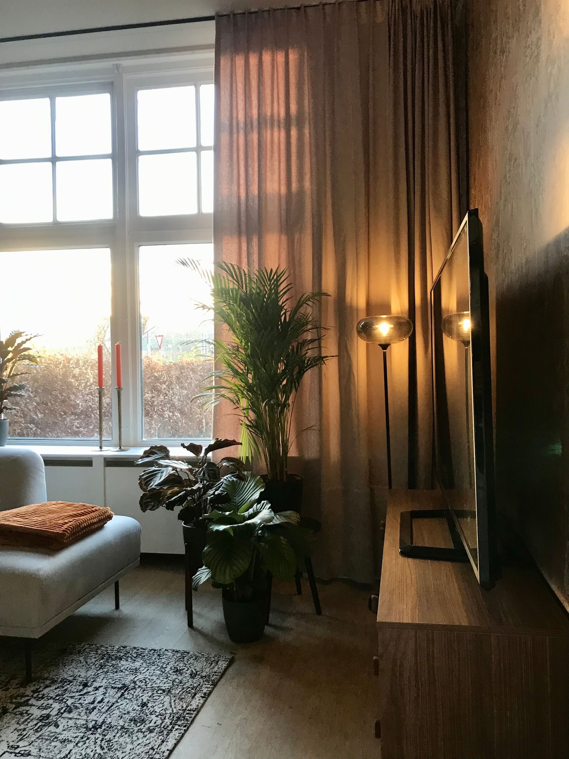 Serene slaapkamer met donkere kleuren. Interieurontwerp van Esther Canisius, interieurstylist RTL4 Help, mijn man is klusser