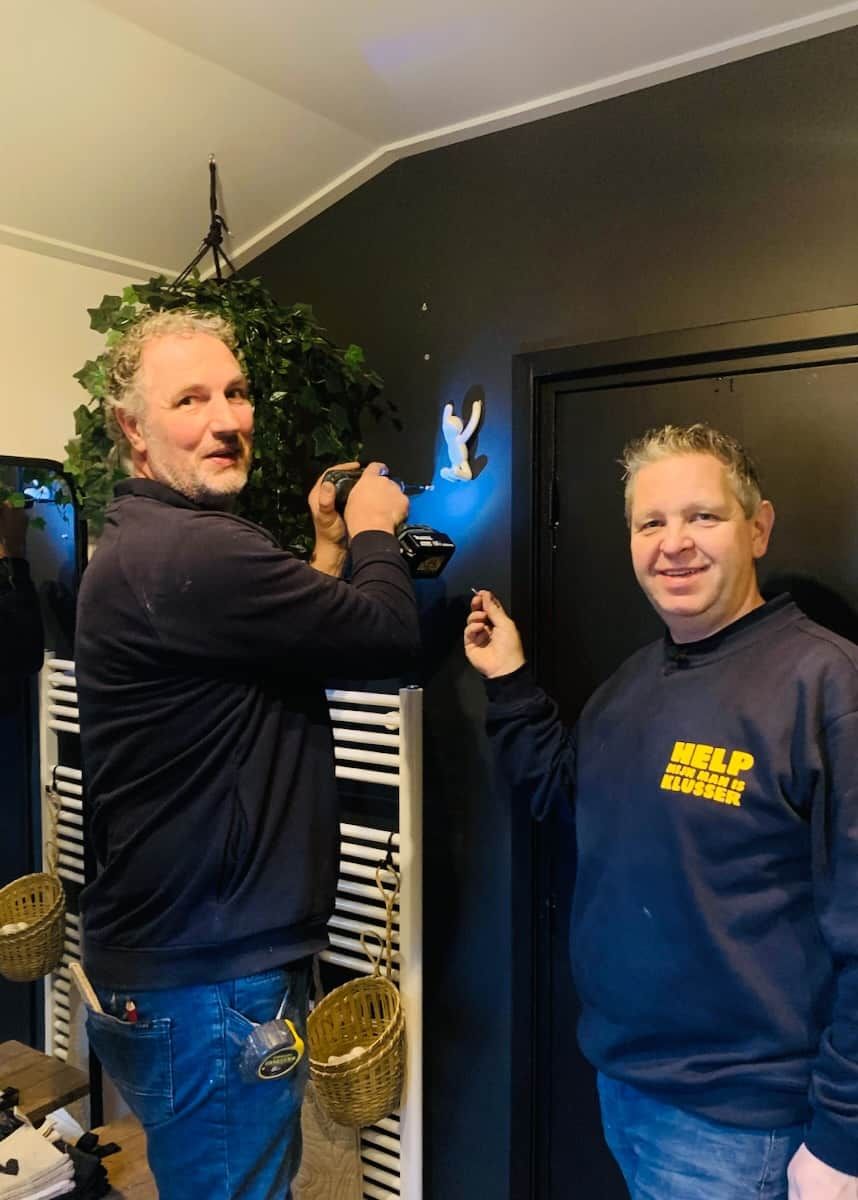 Het klusteam met Esther Canisius -interieurstylist RTL4 Help, mijn man is klusser