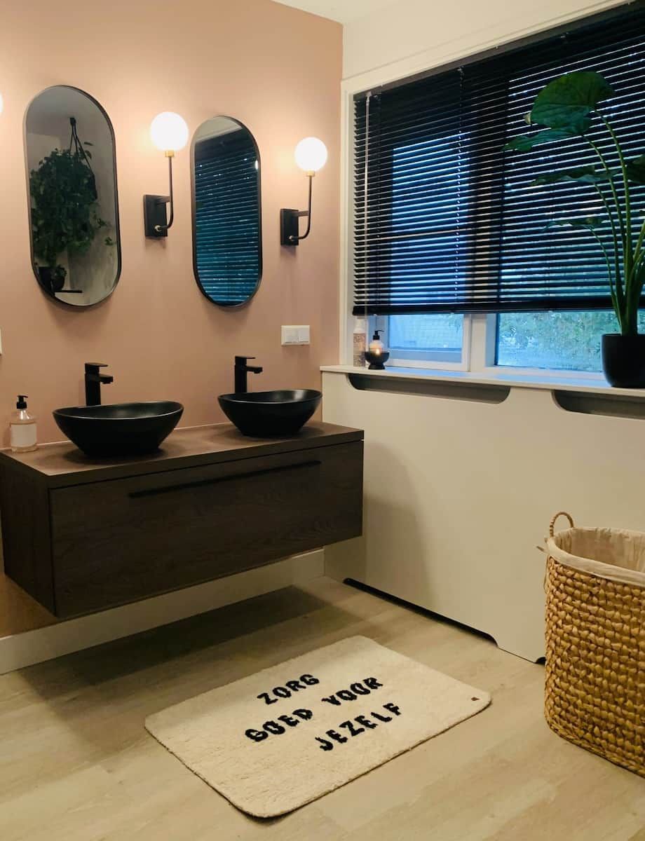 Esther Canisius interieurstylist voor RTL4 Help, mijn man is klusser - Badkamer met roze