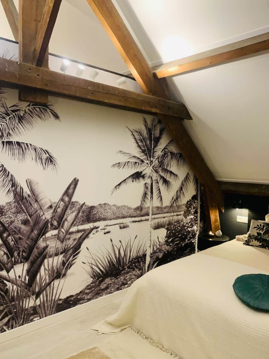 Zolderslaapkamer met behangwand - Esther Canisius stylist RTL4 Help, mijn man is klusser