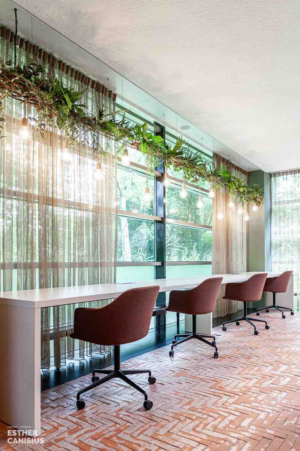 Werkplekken in het werkcafé: interieurontwerp volgens Biophilic design in Gouda