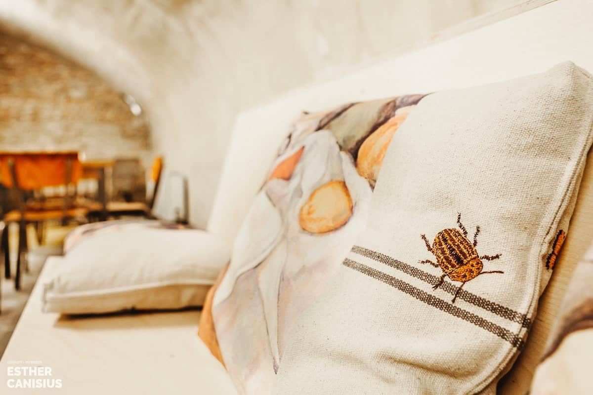 Met de hand geborduurde kussens op de houten banken