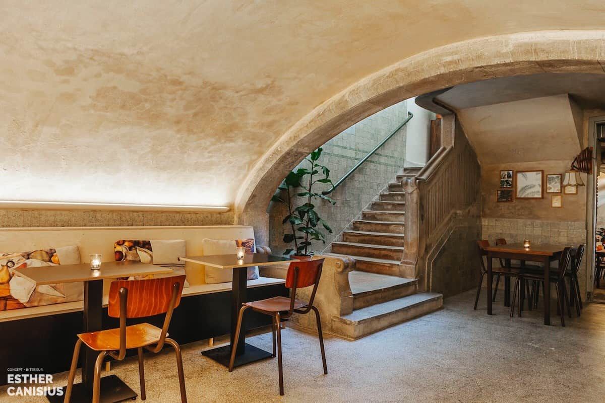 Gebogen plafonds in de wijnkelders van dit restaurant in Dordrecht