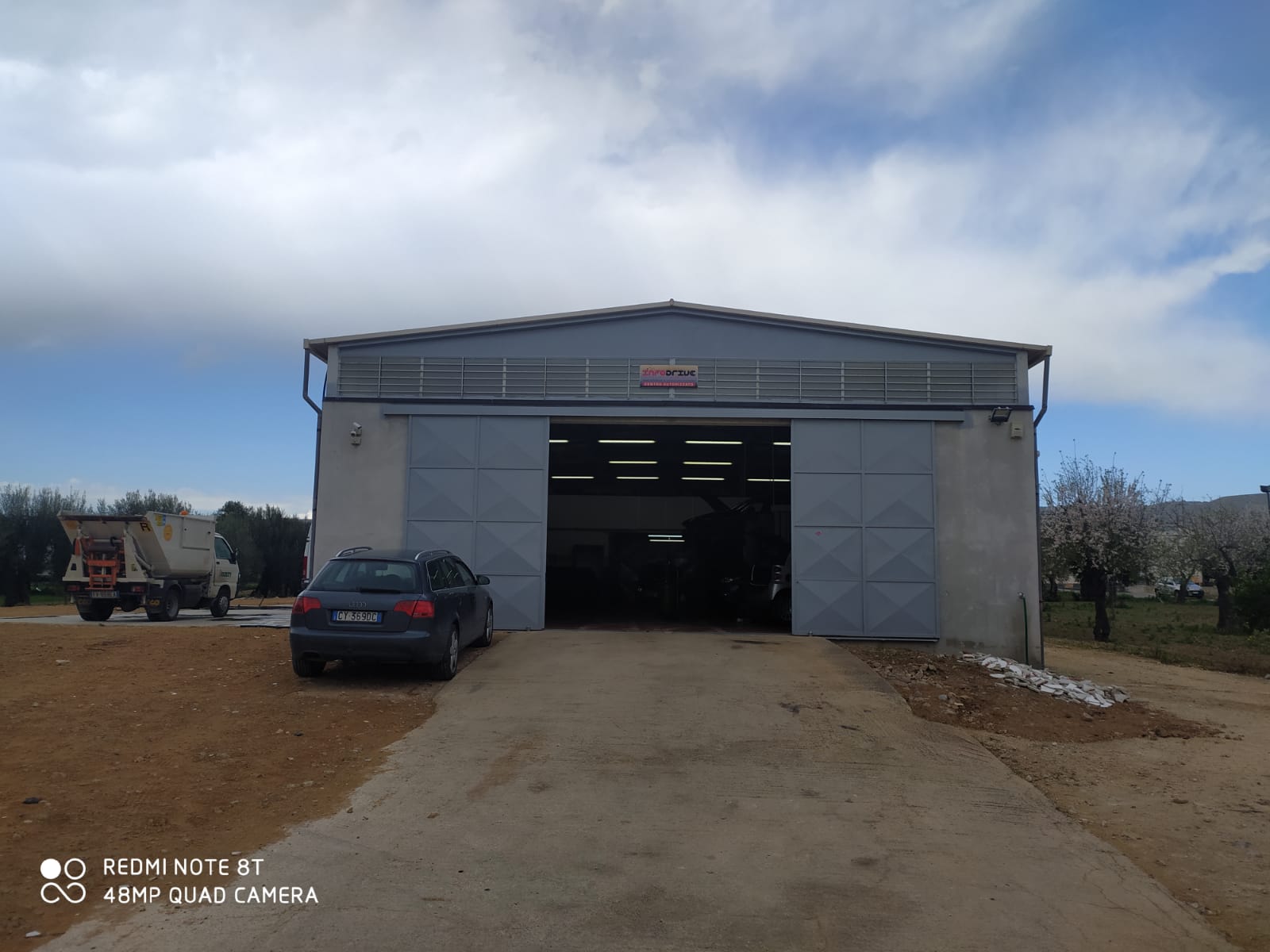 parcheggio esterno auto officina