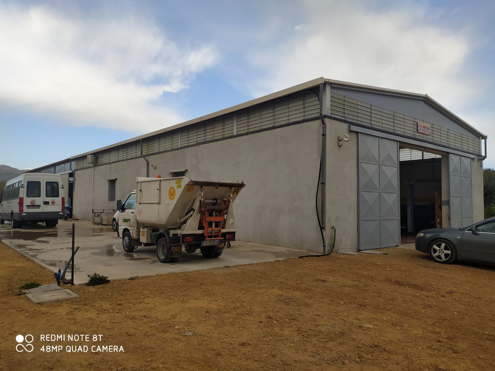 capannone esterno auto officina