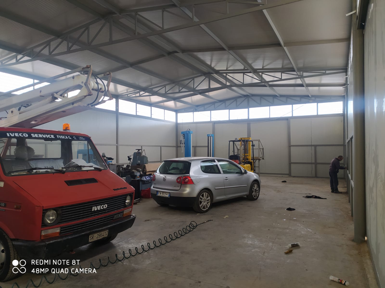 furgone in riparazione presso auto officina