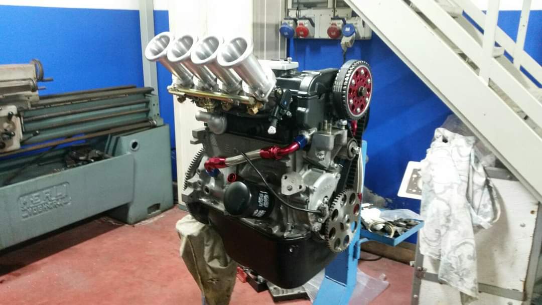 pistoni auto in riparazione