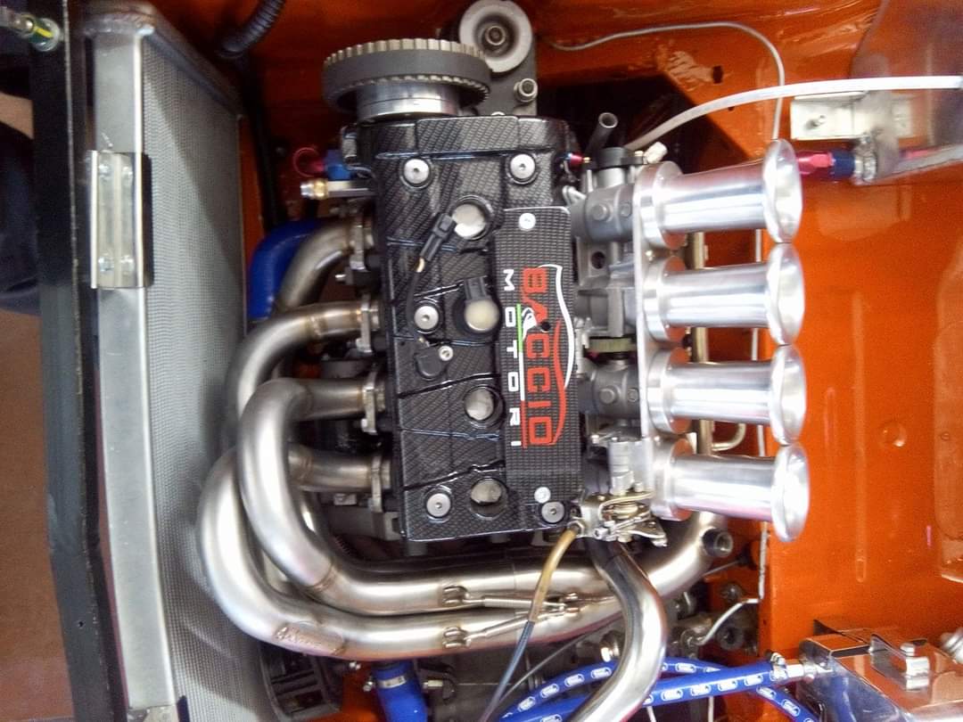 motore auto in riparazione