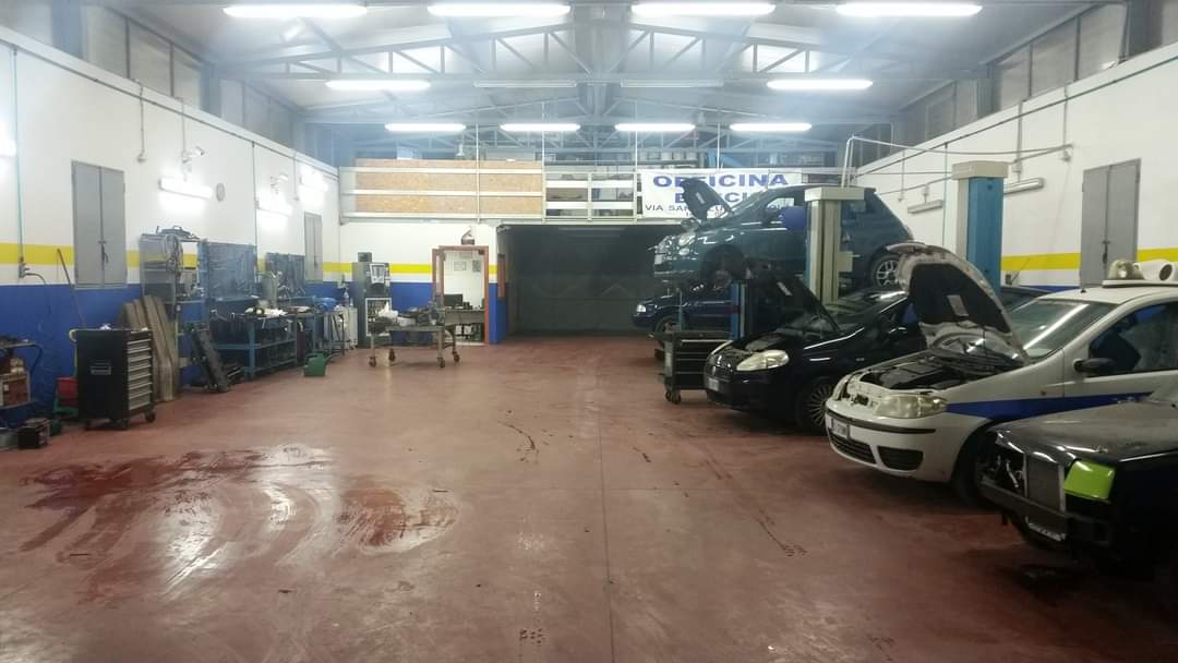 capannone dell'auto officina