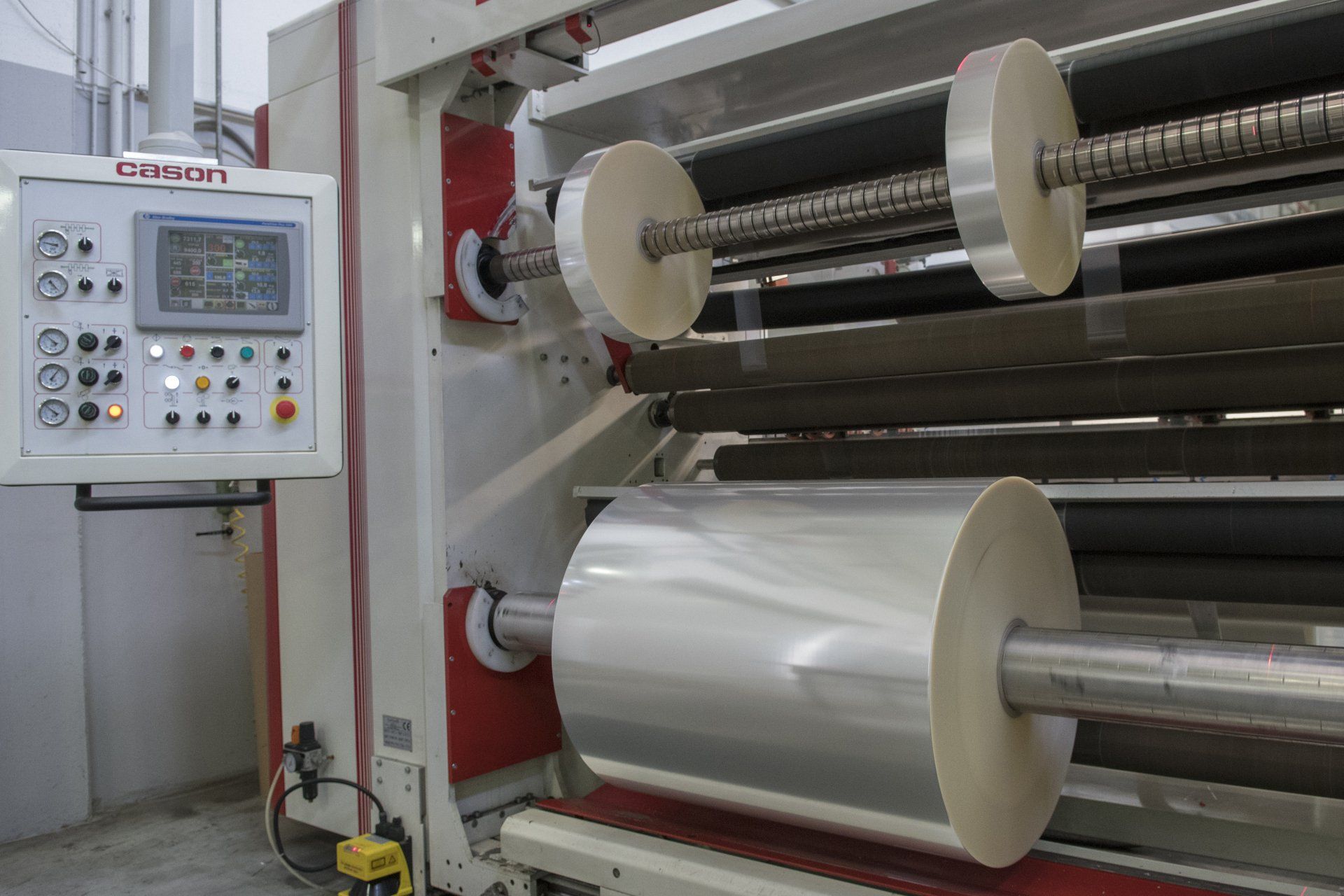 TAGLIO DI FILM PLASTICO