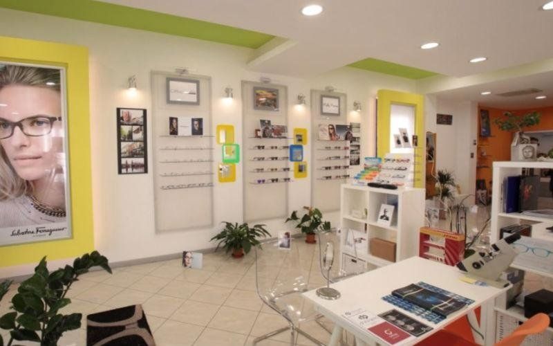 teche con occhiali da sole