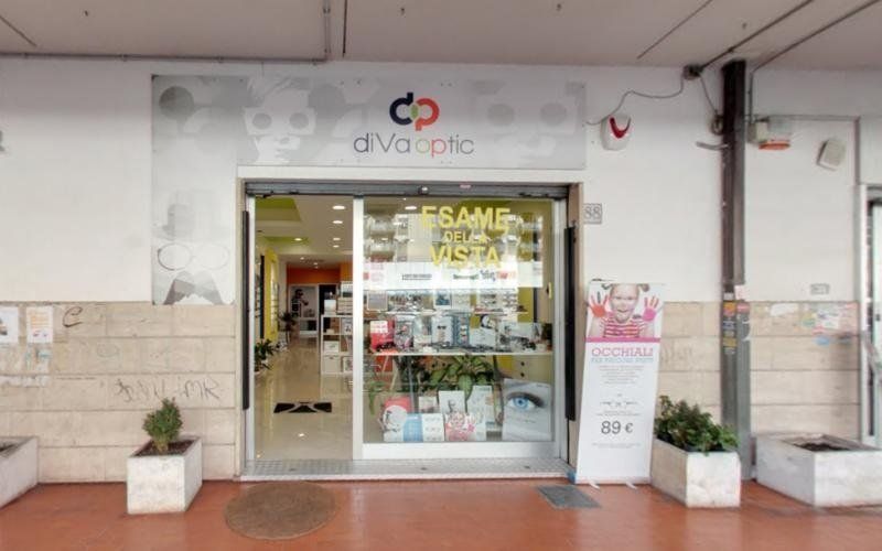 vetrina negozio di occhiali