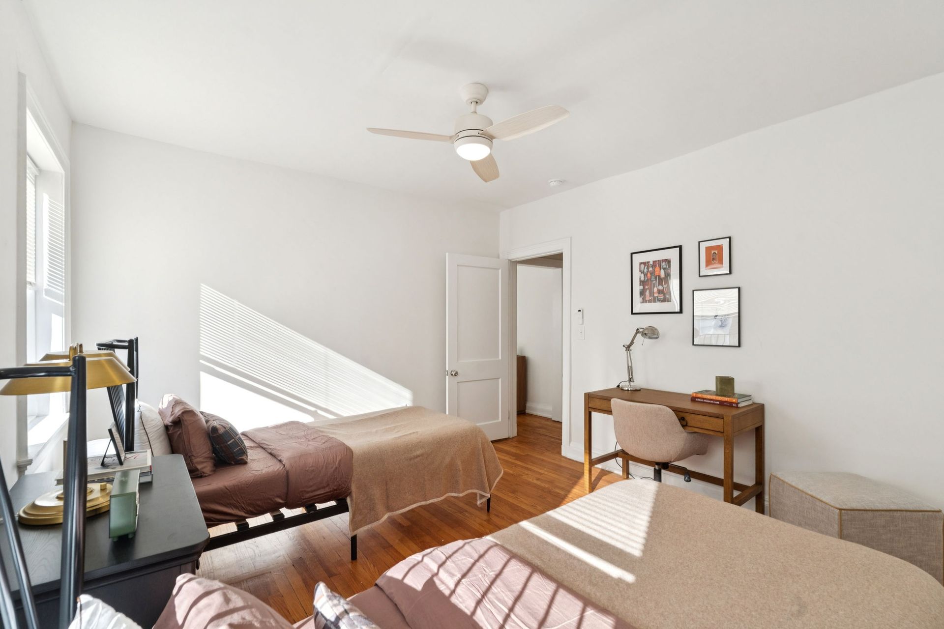 Twin bedroom at 10 Montgomery, Bala Cynwyd