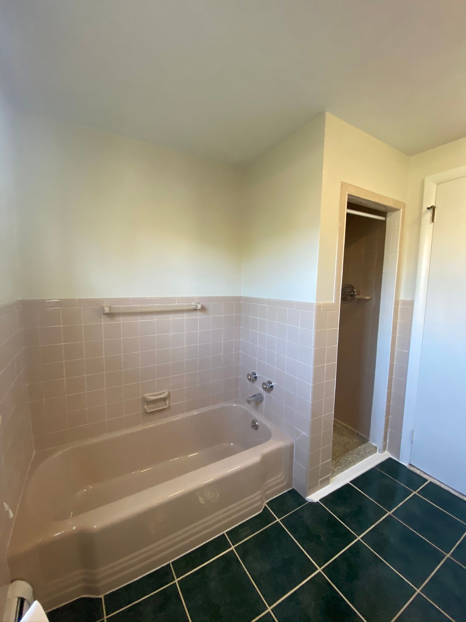 Nice and clean bathtub — Vernon, CT — A1 Properties