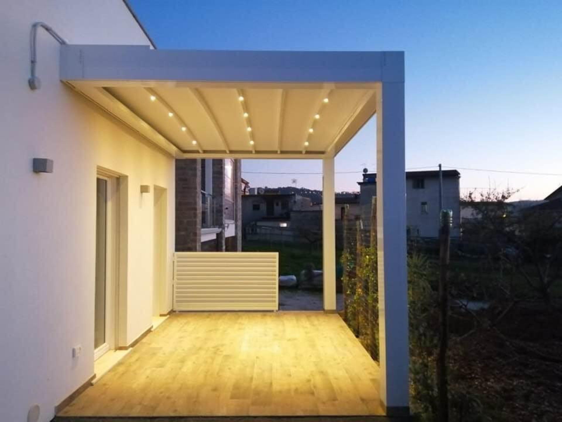 Pergotenda per entrata casa