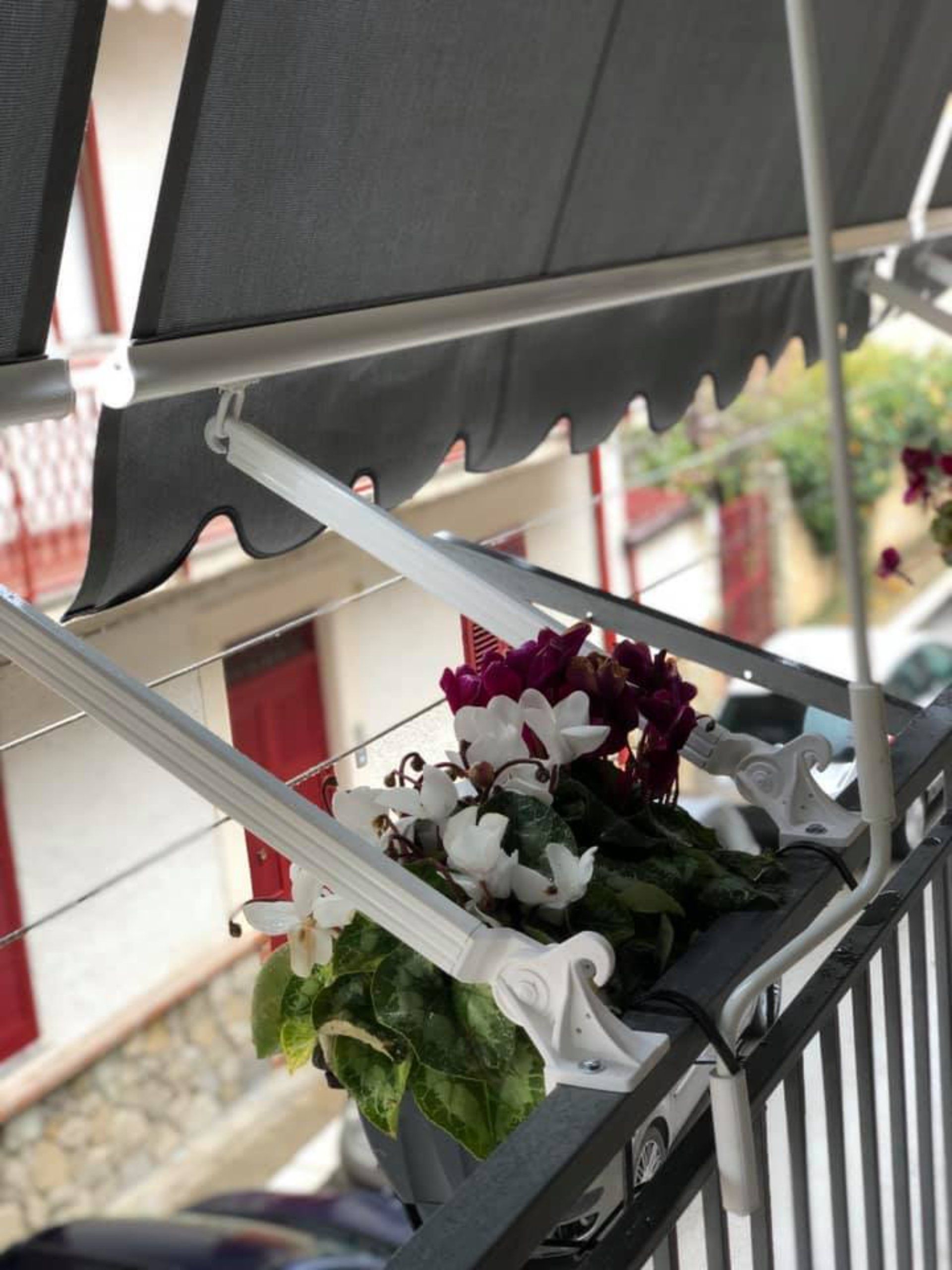 Tenda grigia da balcone