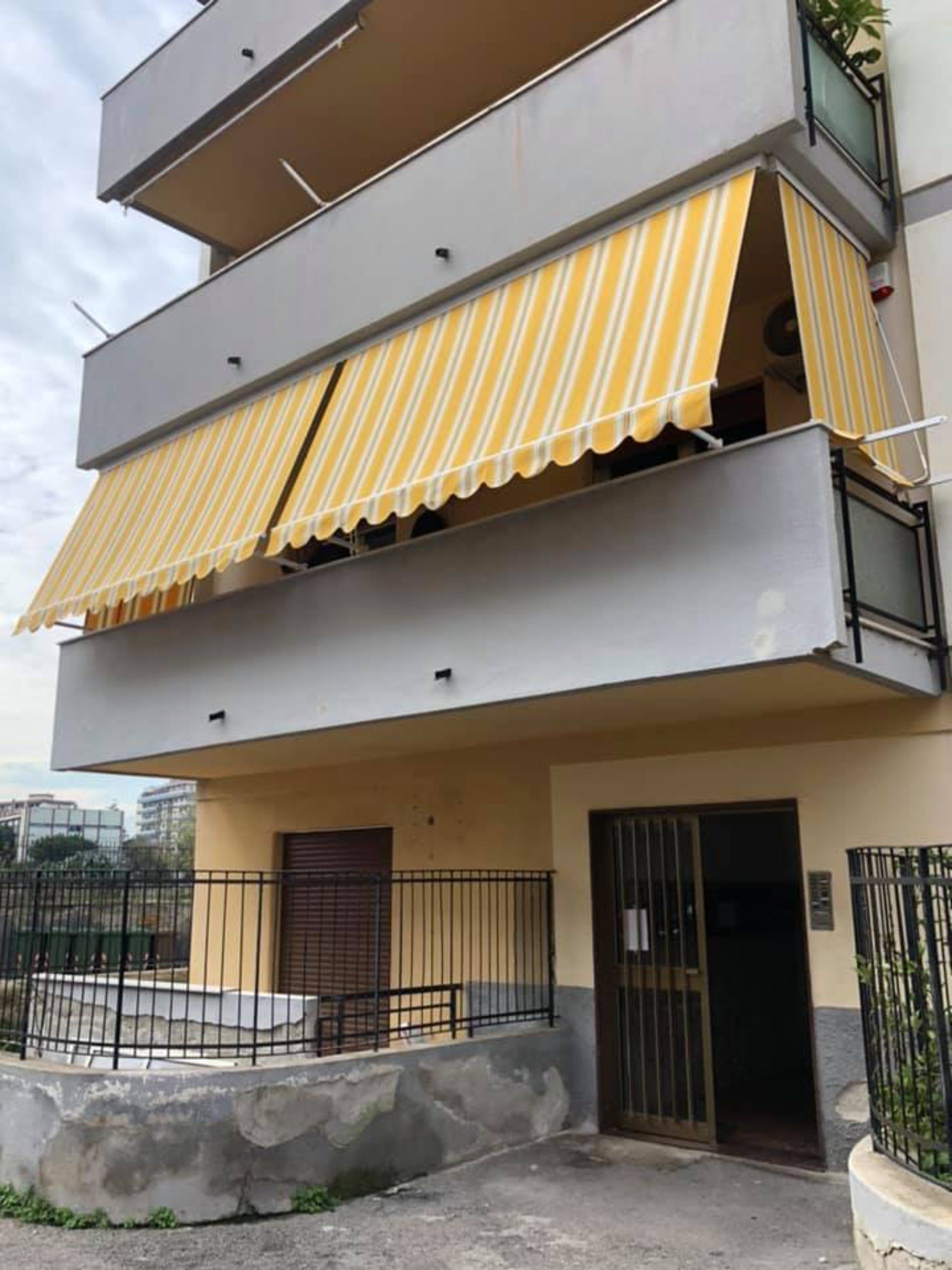 Tenda a righe gialle e bianche