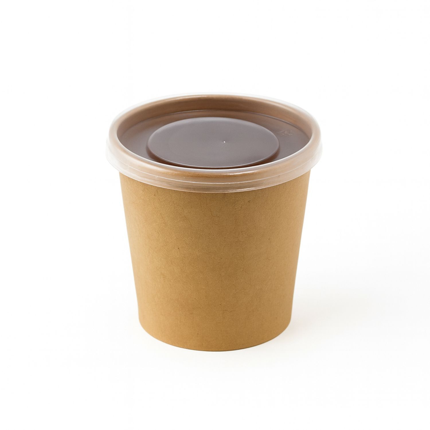 Suppenbecher aus braunem Karton mit Plastikdeckel.