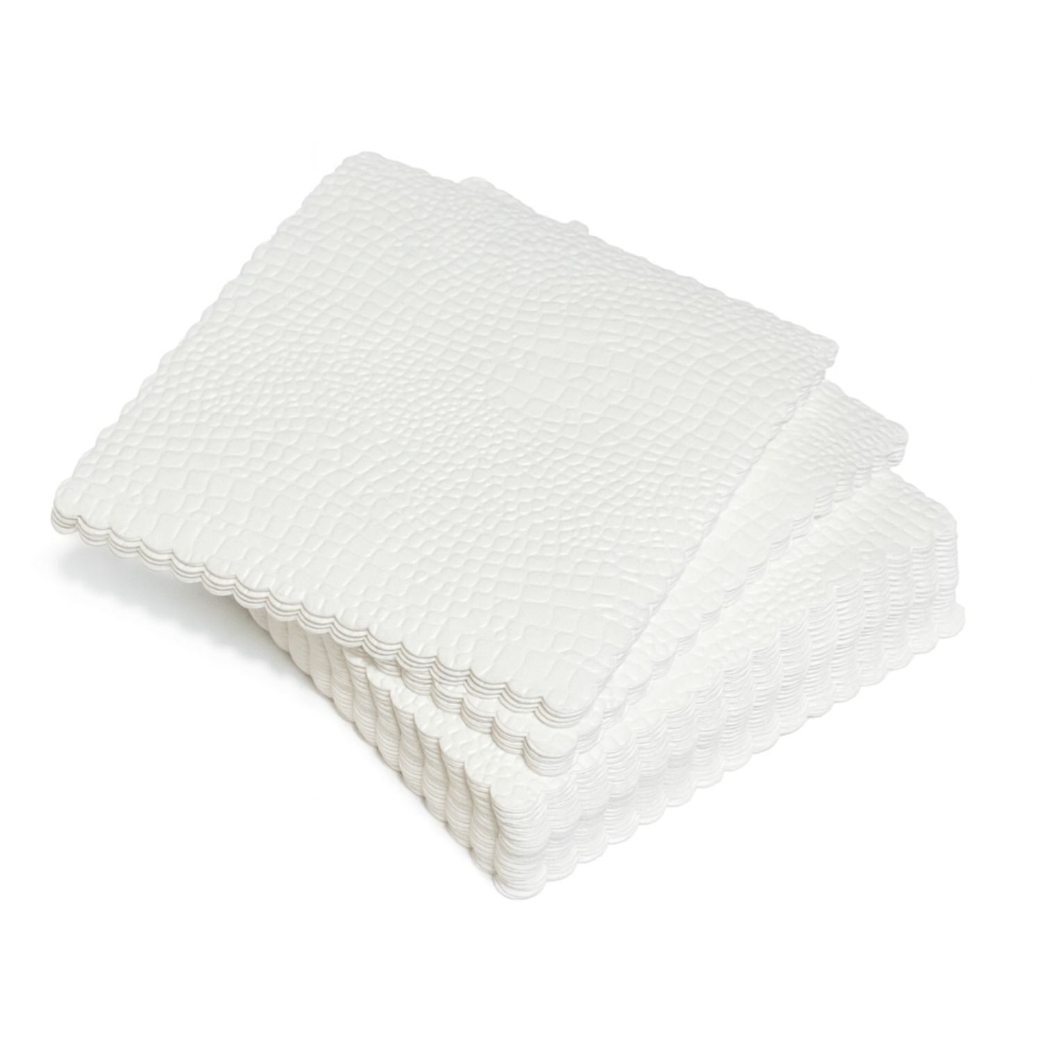 Stapel weisser, quadratischer Servietten mit gewelltem Rand.