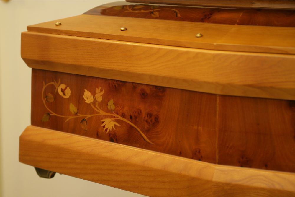 Bare intarsiate per la sepoltura