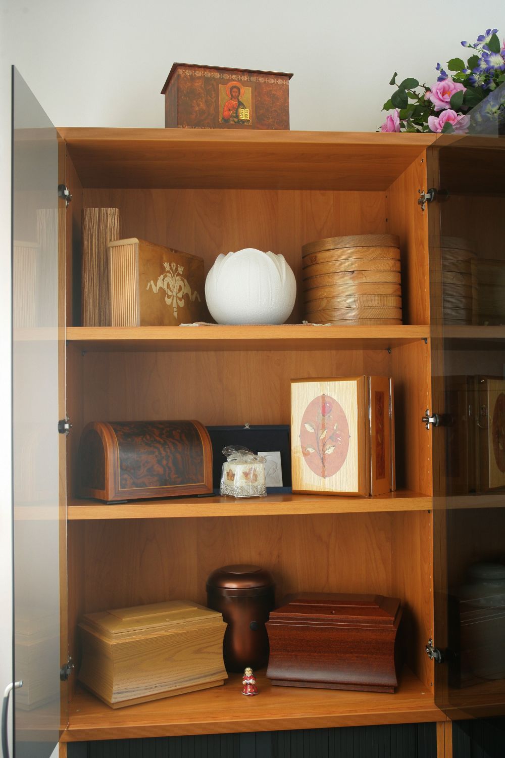 Tomba con pietra in marmo e fiori