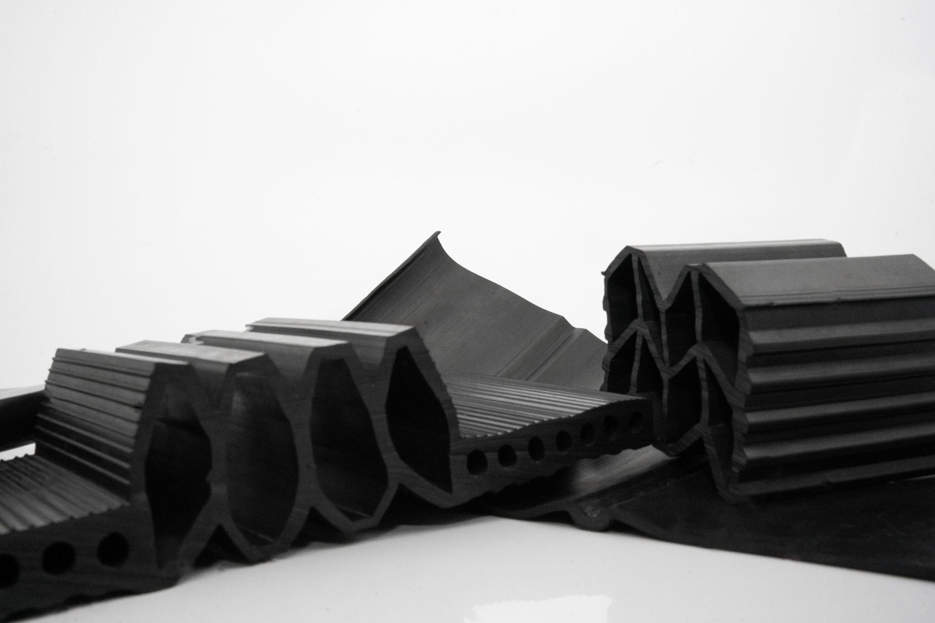 piezas de goma sobre una mesa