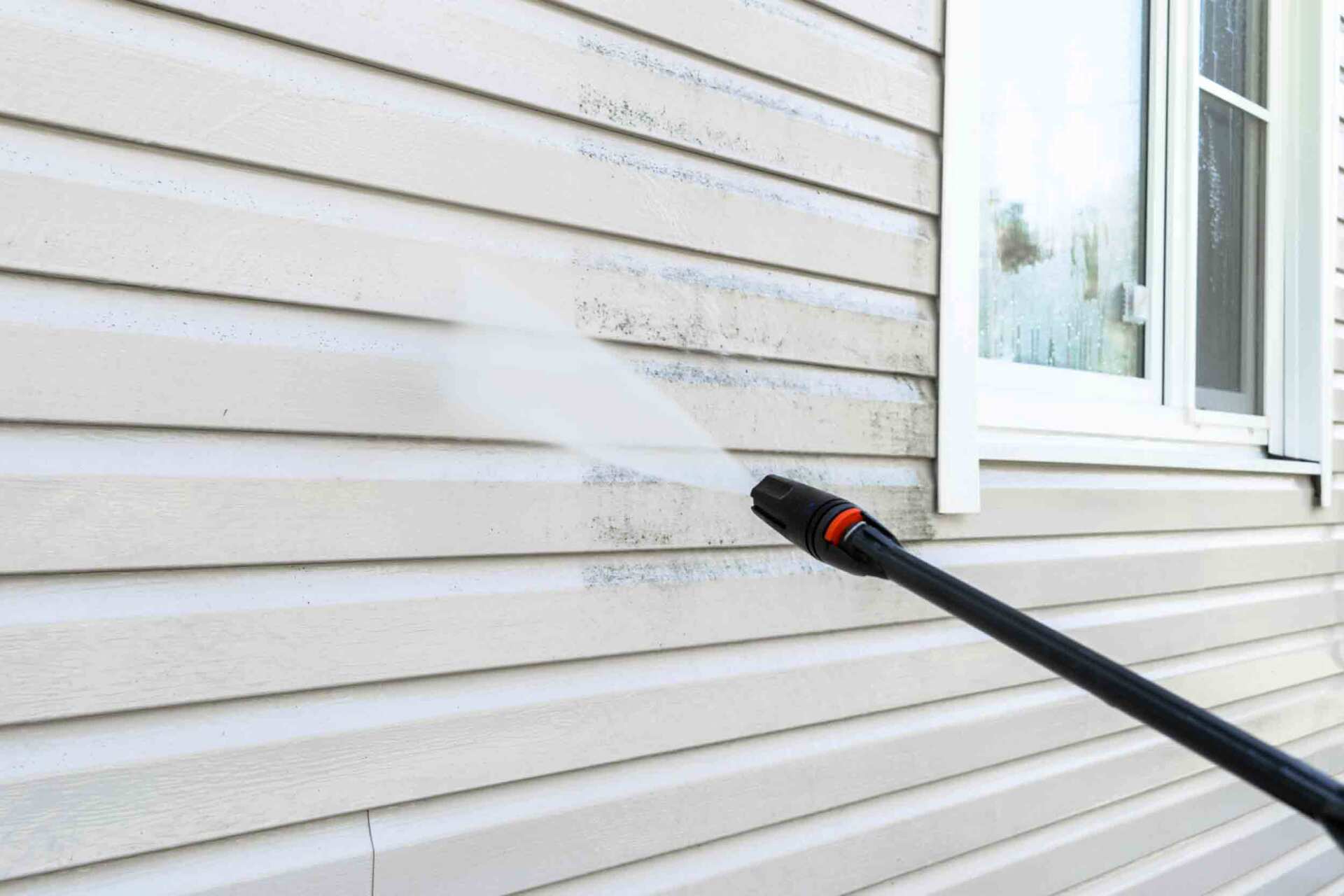 Cleaning Dirty Wall - High Pressure Cleaning In Rutherford, NSW