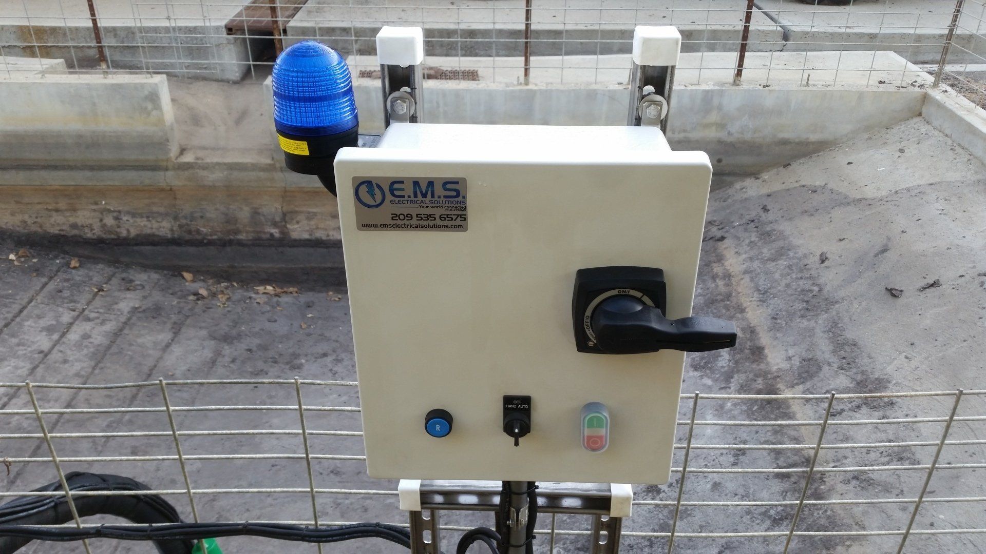 A white box with the word ems on it