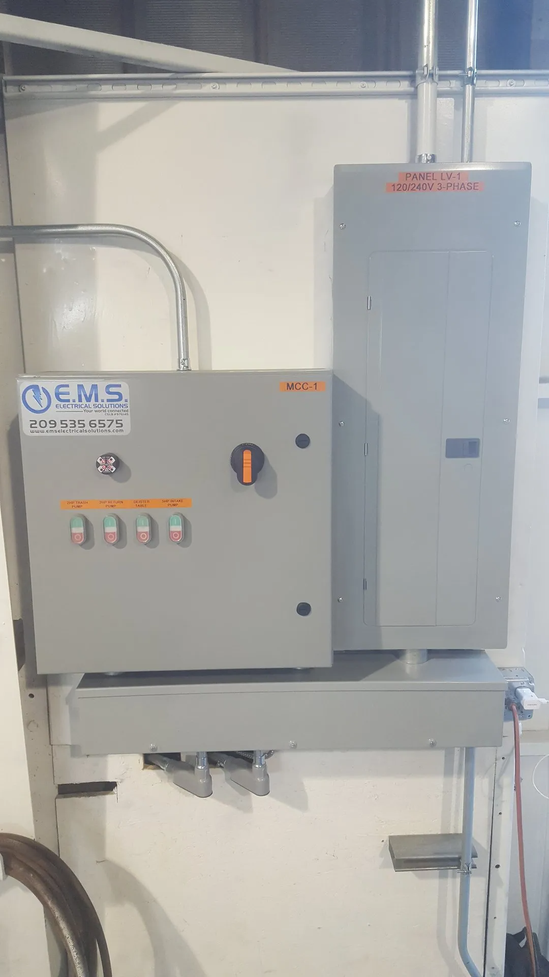 A gray box is sitting on top of a white wall.