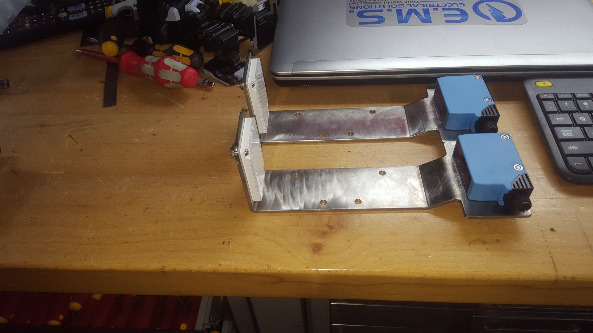 Una scrivania di legno con un computer portatile e una calcolatrice sopra