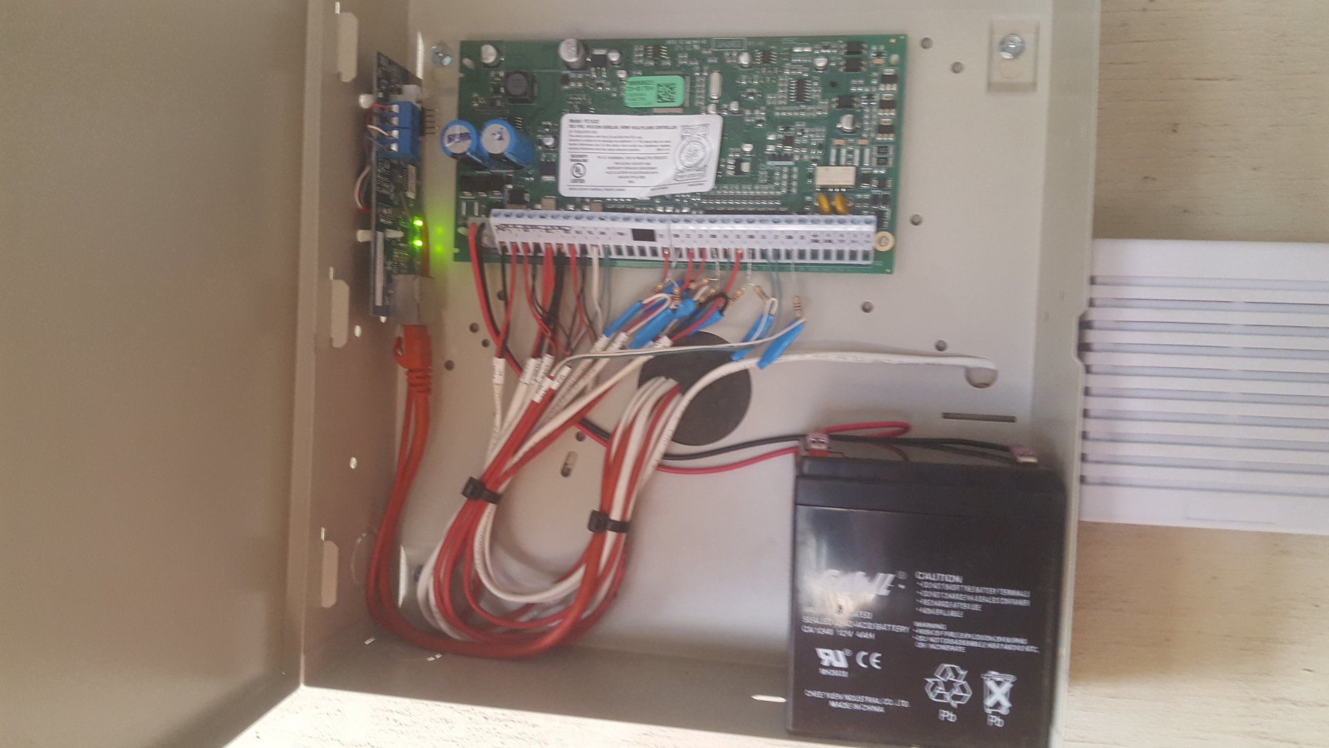 Una scatola con un sacco di fili e una batteria al suo interno.