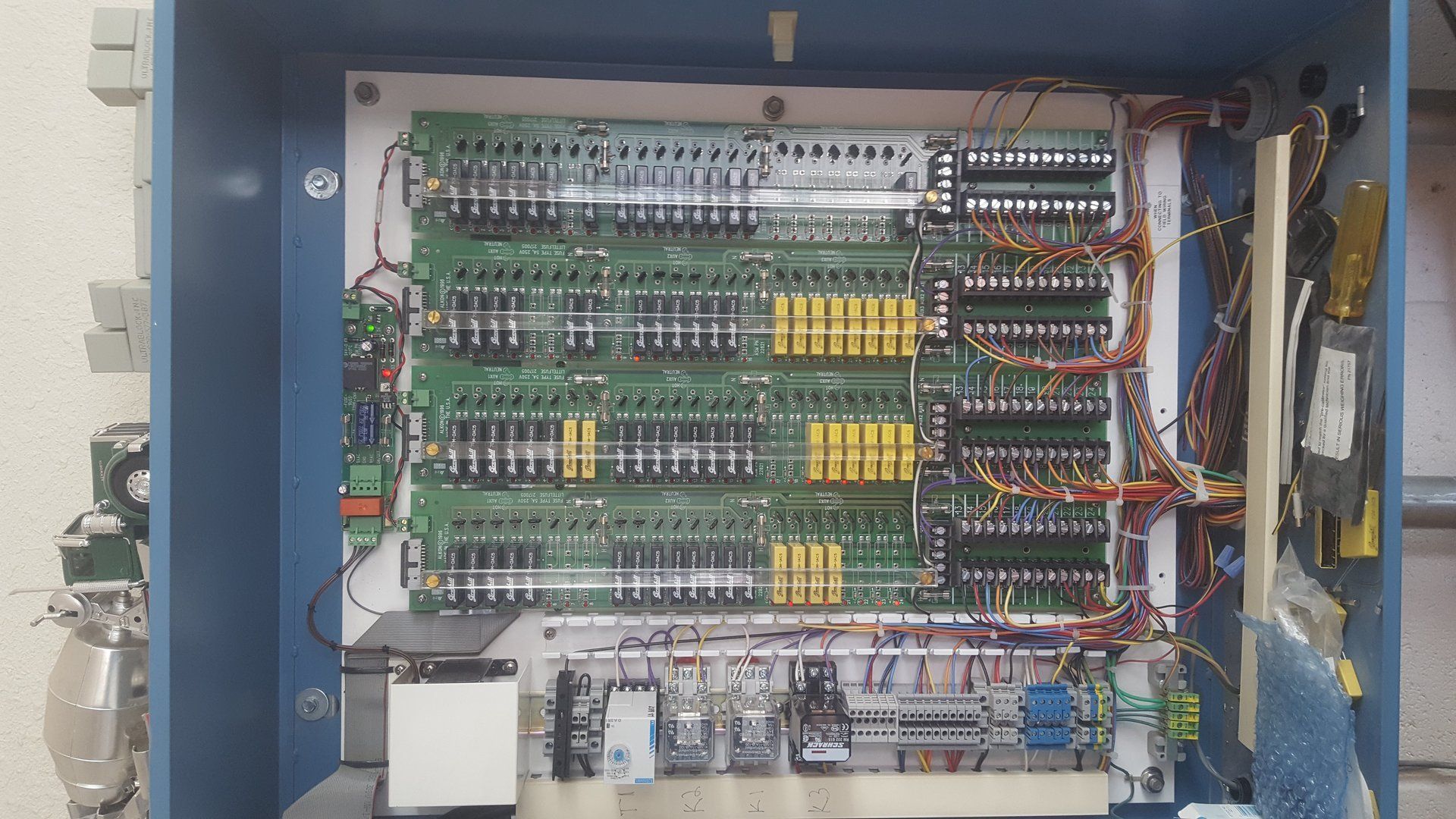 Eine blaue Box, aus der ein Haufen Drähte herauskommen