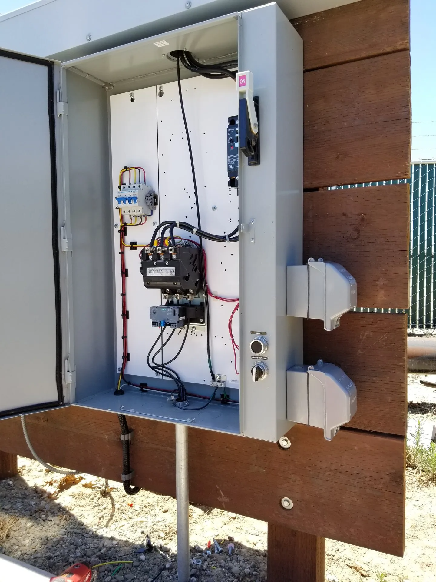 Una scatola da cui escono un sacco di fili.