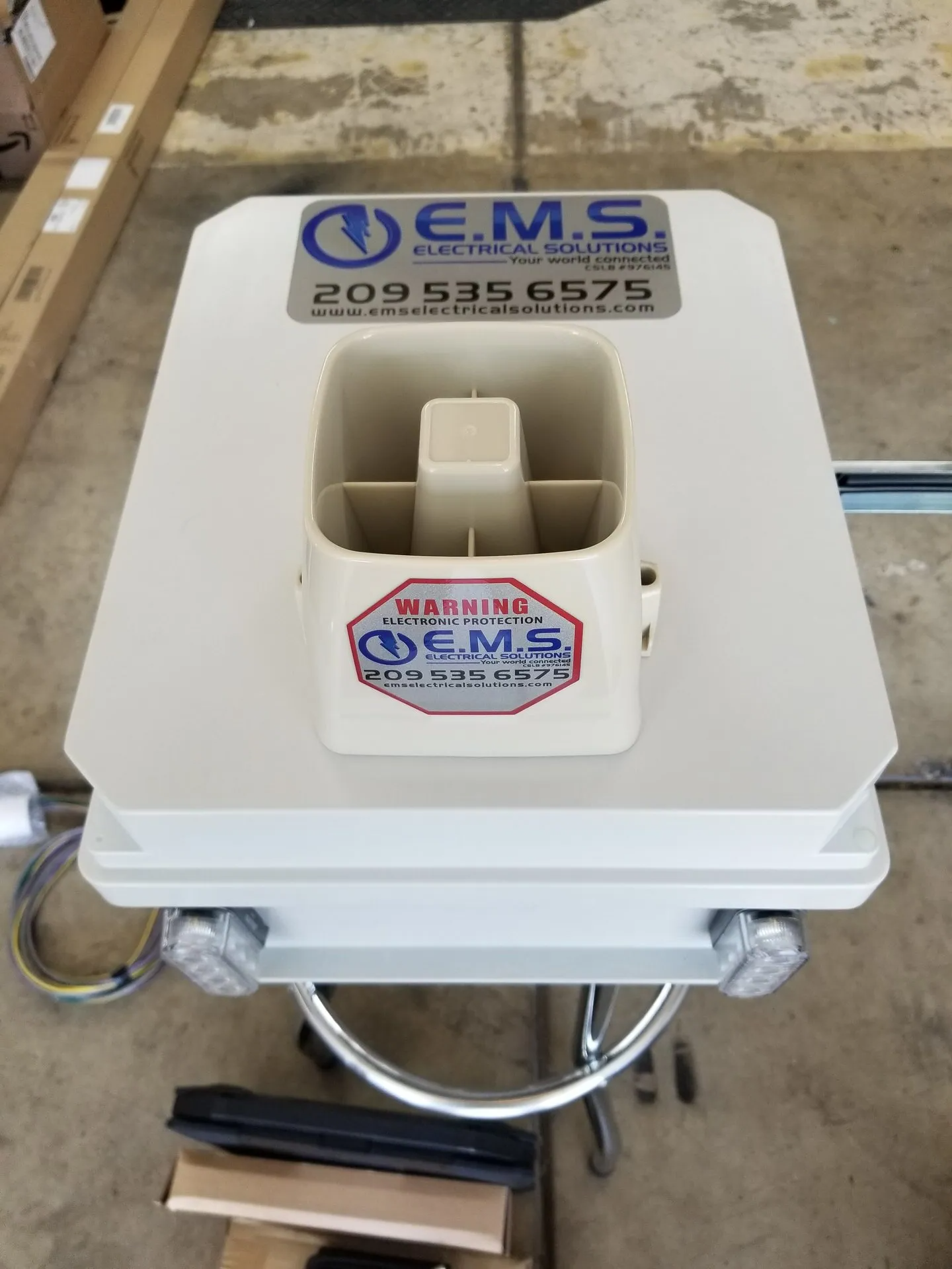 Una scatola bianca con la scritta ems