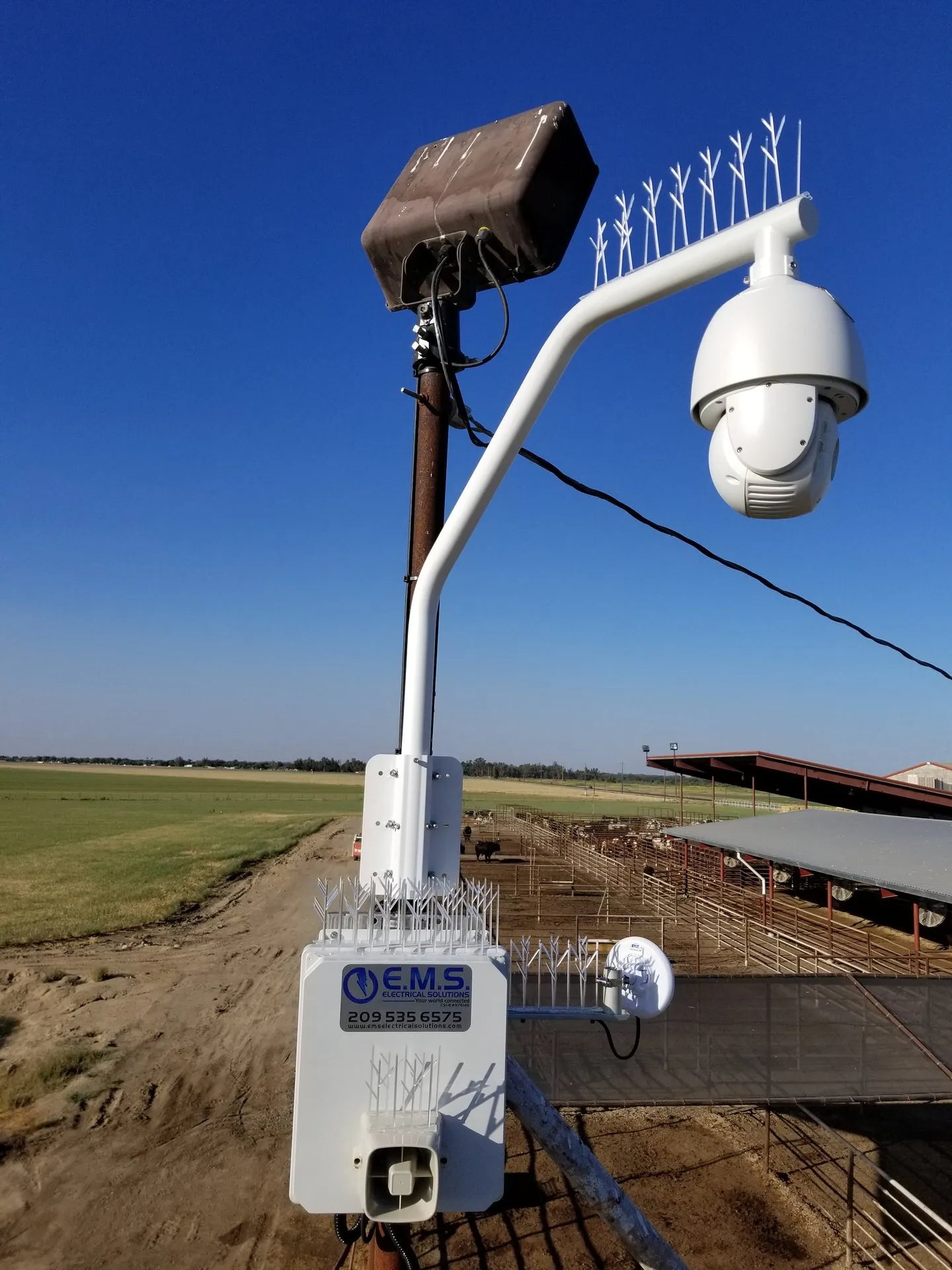 Una telecamera su un palo con la scritta gemme