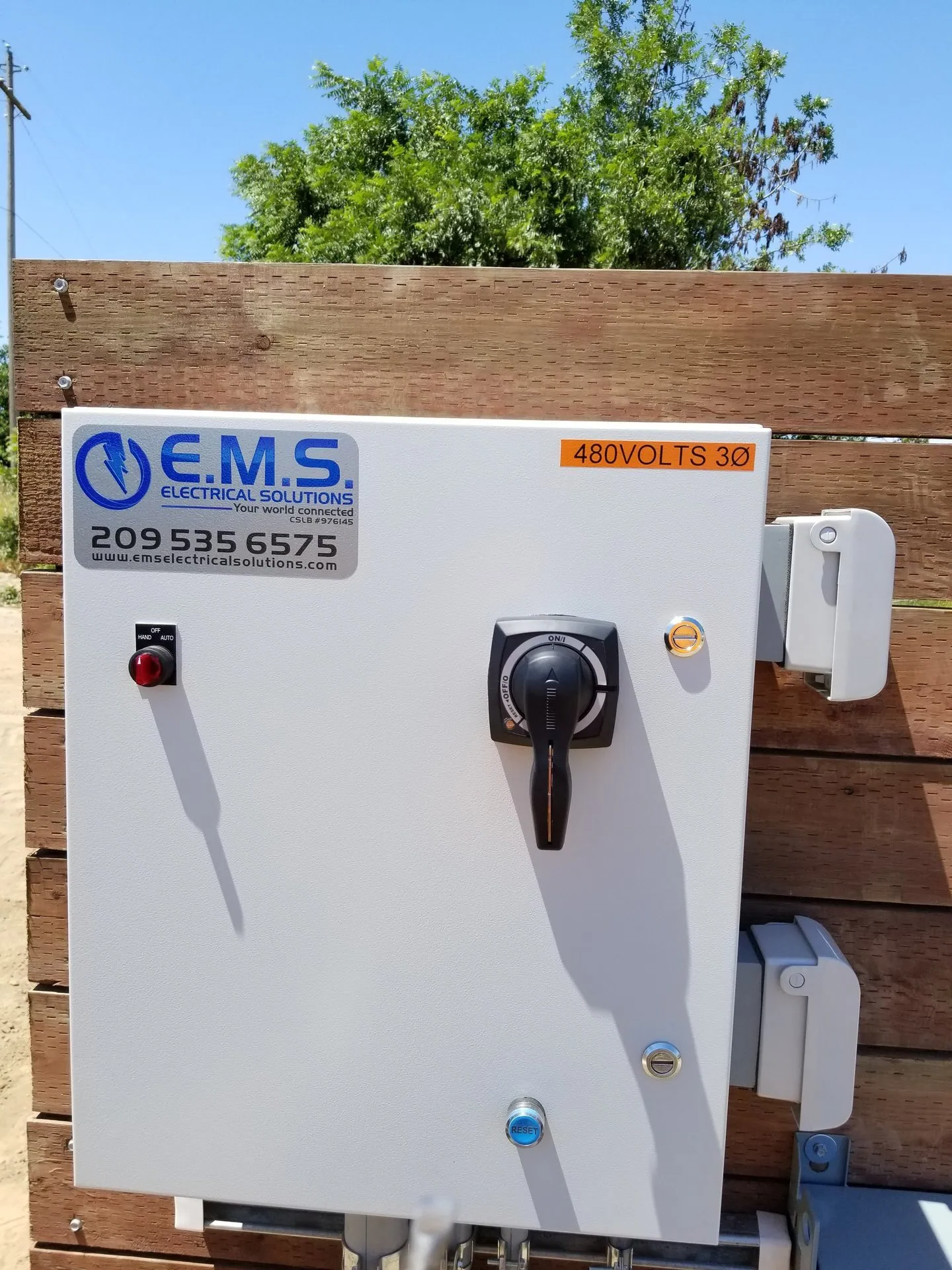 A white box with the word ems on it