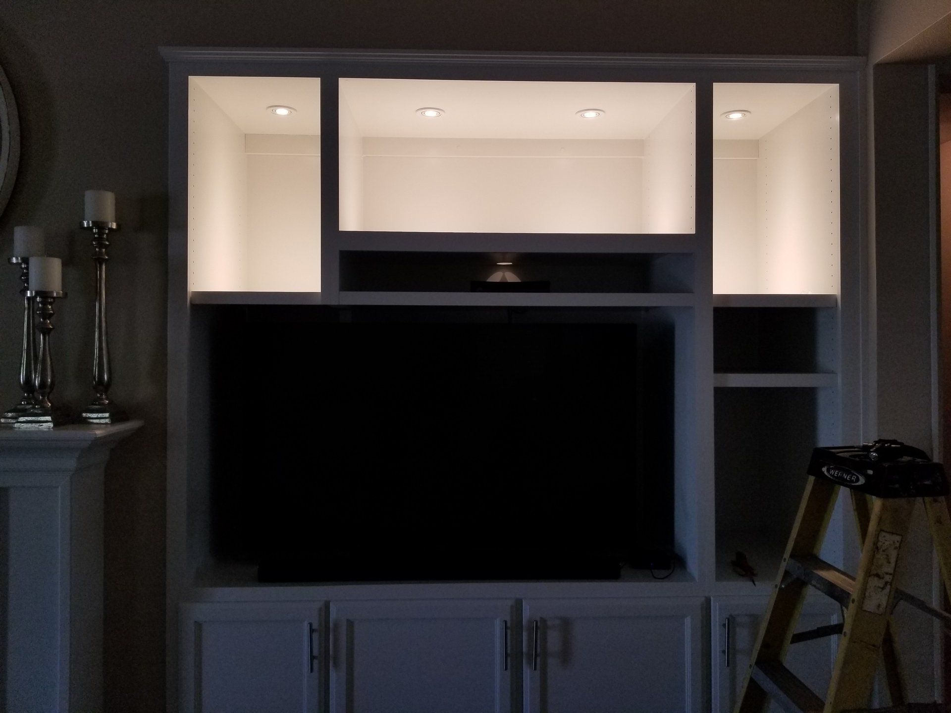 Una scala è posizionata davanti alla TV in un soggiorno