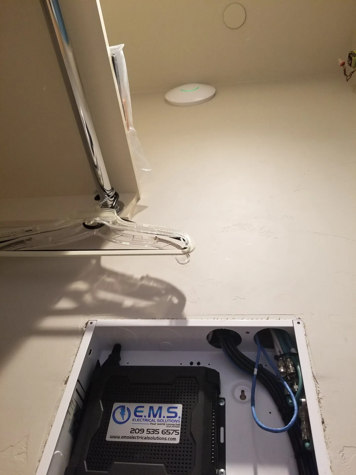 Eine weiße Box mit einem schwarzen Gerät darin.