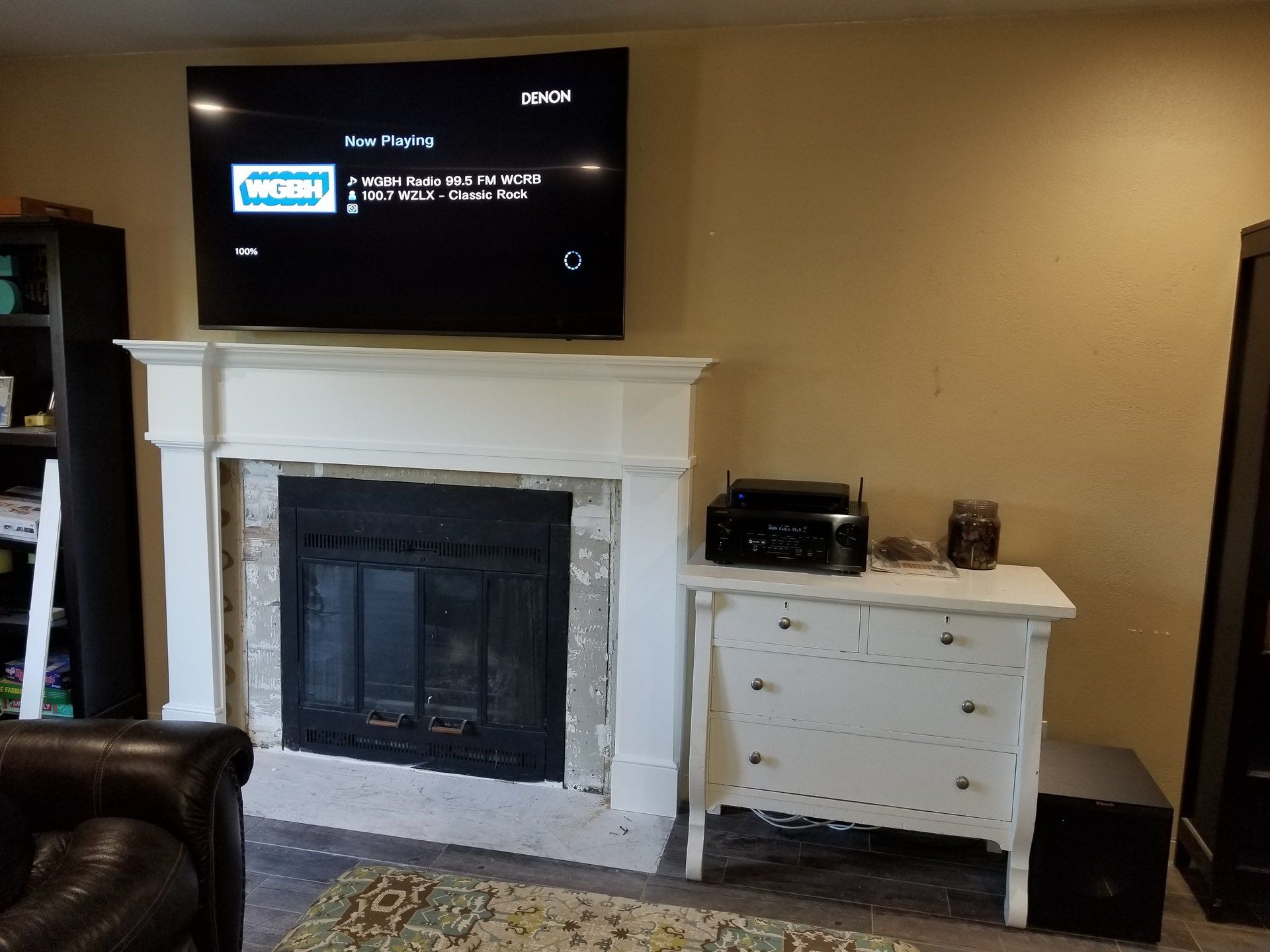 Ein Wohnzimmer mit Kamin und Flachbildfernseher