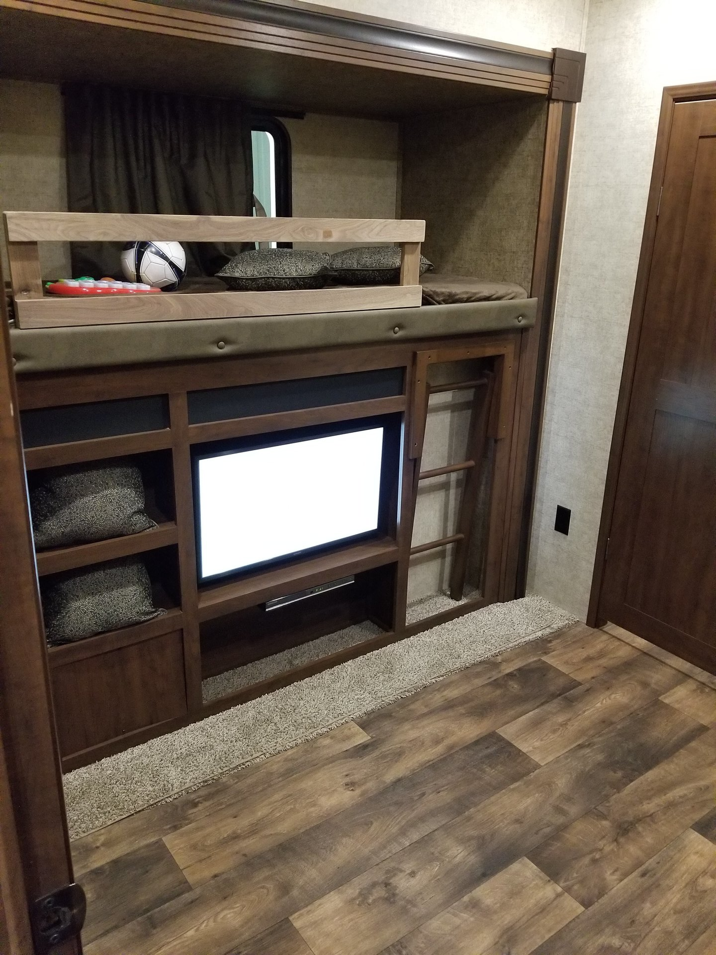 Una camera da letto con letti a castello e TV a schermo piatto.