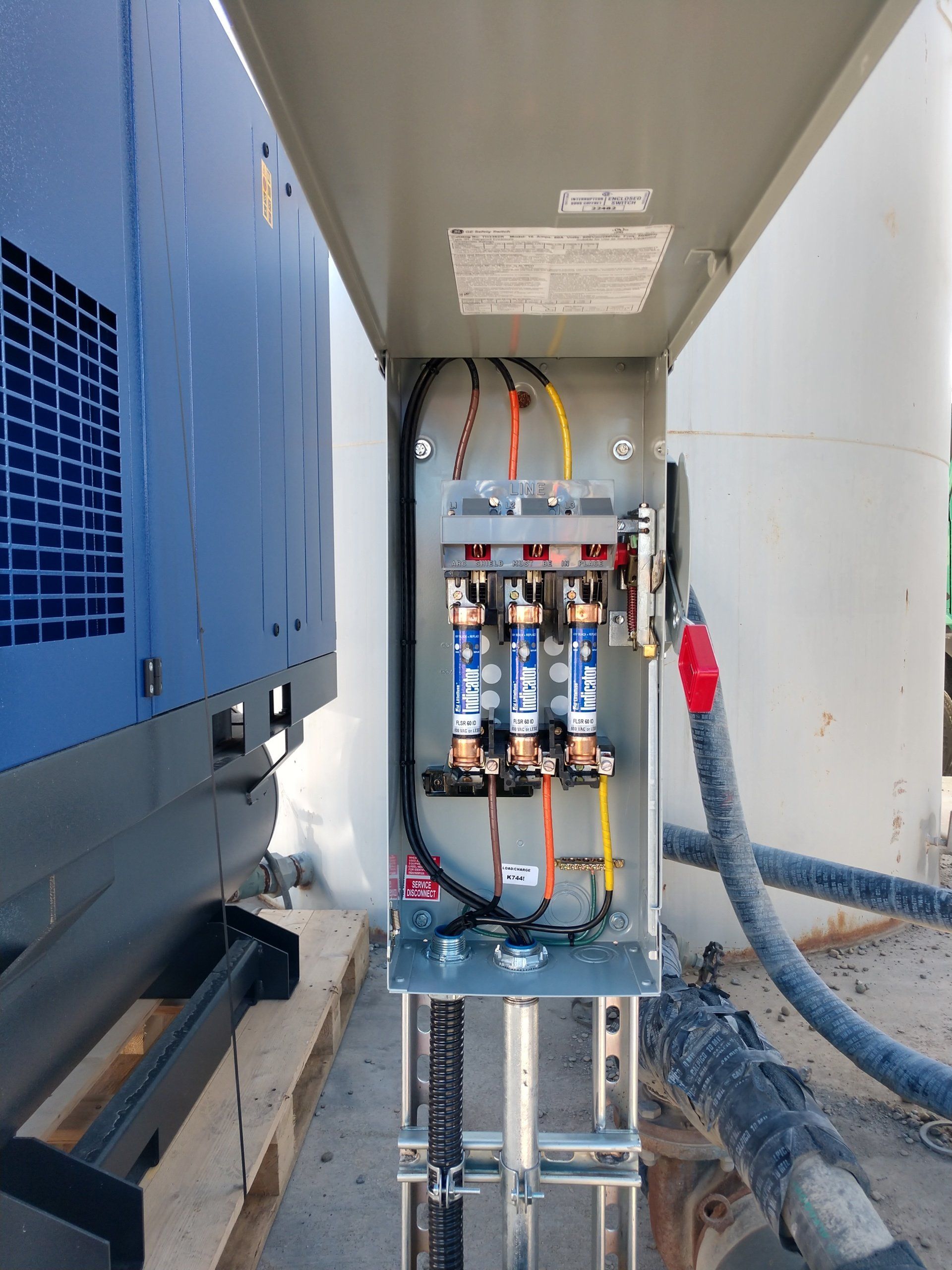 A box with a hose attached to it that says ' ford ' on it