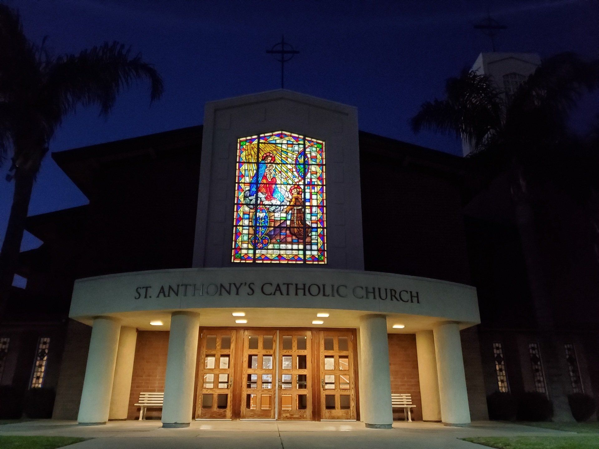 La facciata della chiesa cattolica di sant'antonio di notte