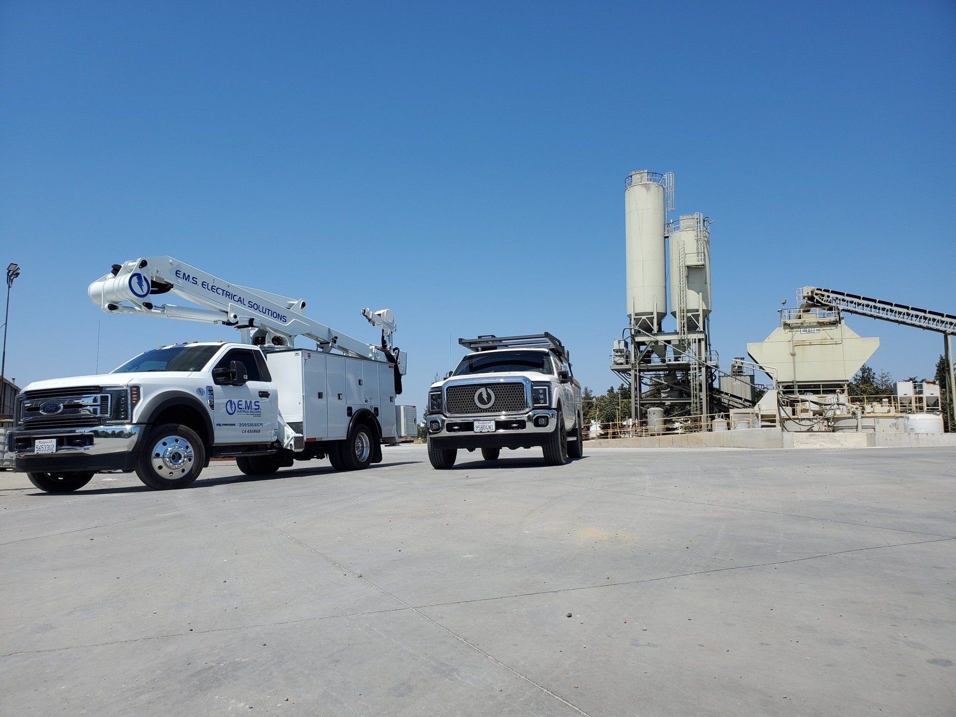 Due camion sono parcheggiati uno accanto all'altro in un parcheggio