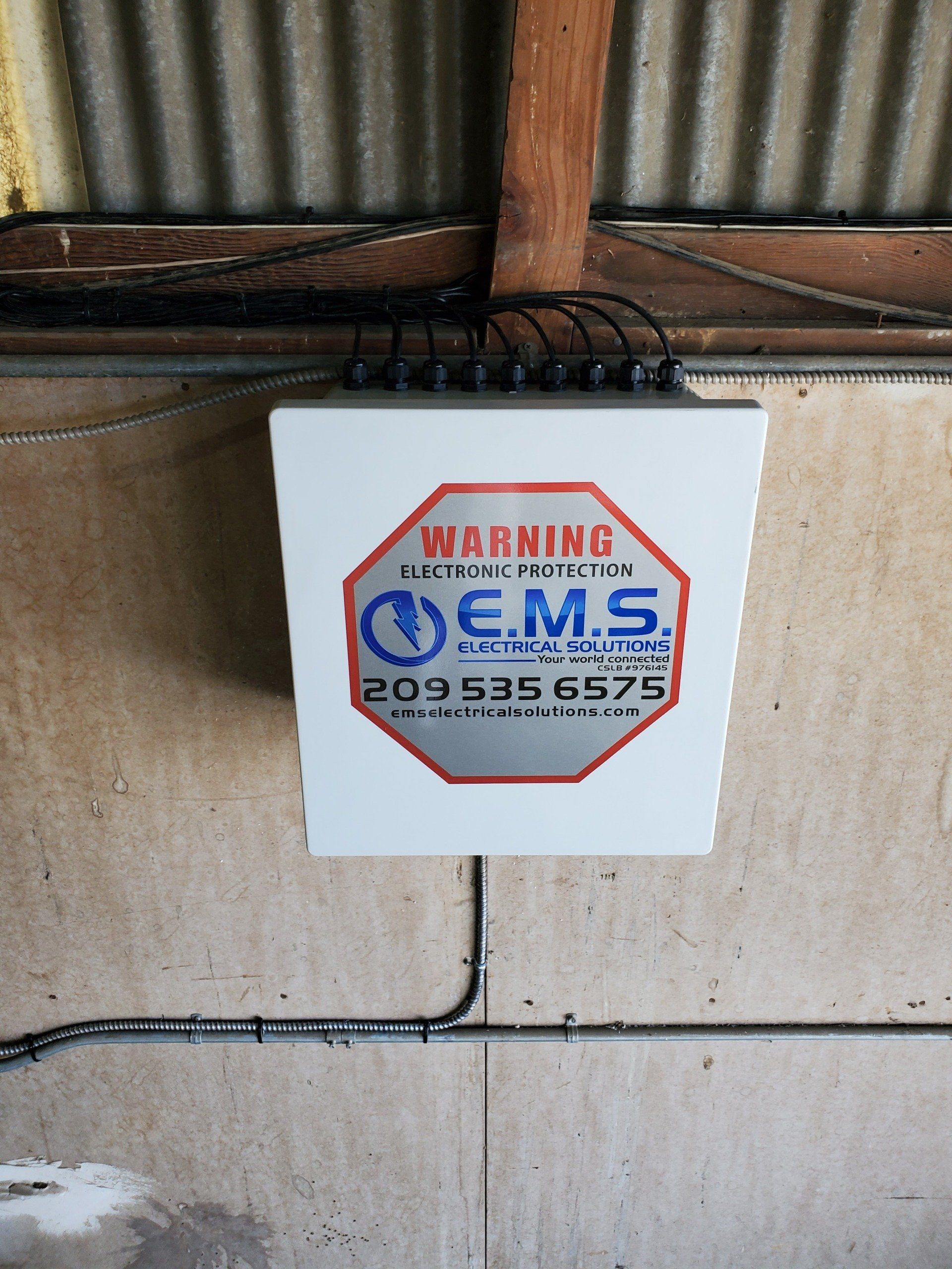 Una scatola bianca con un cartello di avvertimento sopra