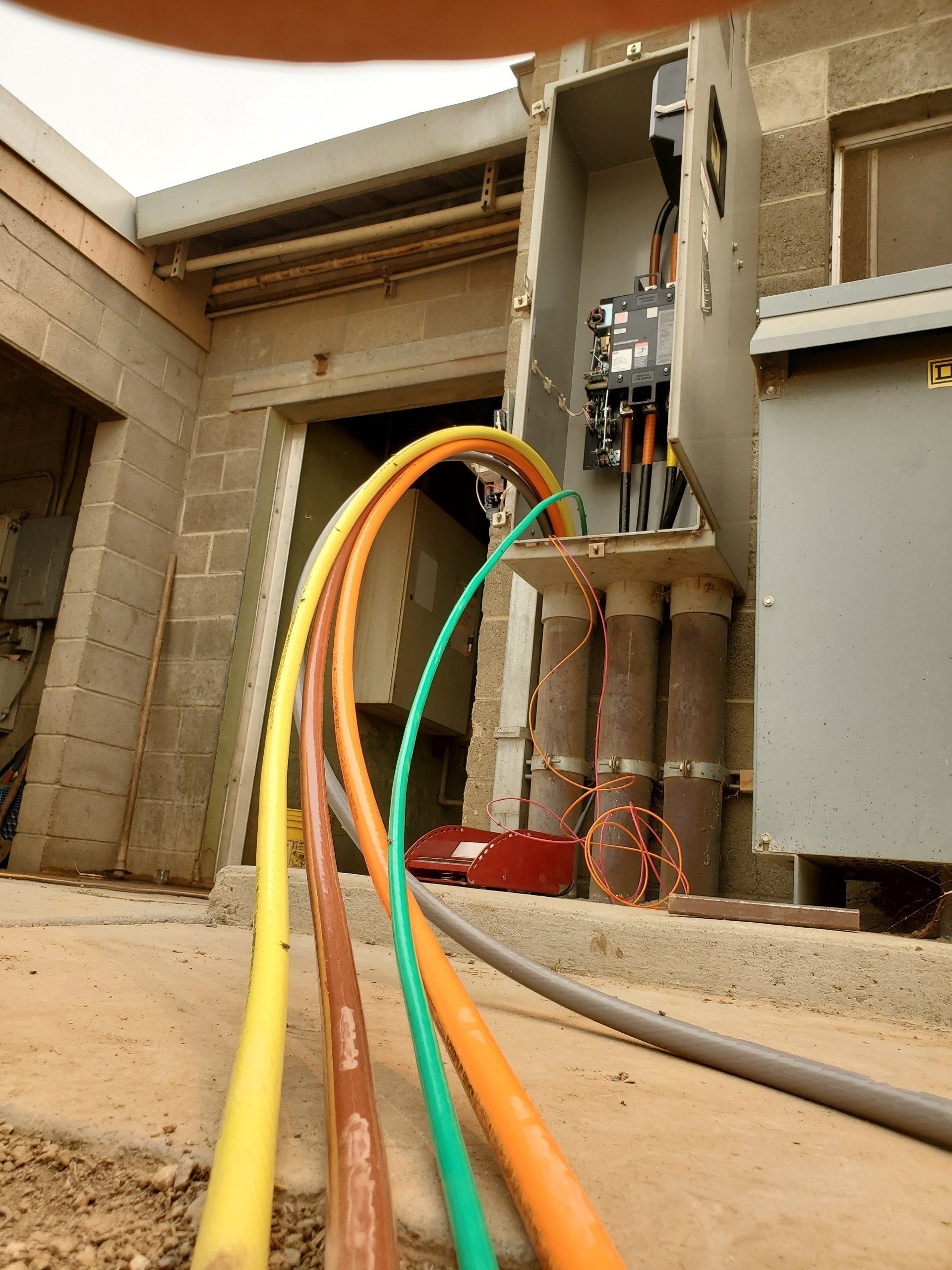 Ein Bündel Drähte ist mit einem Gebäude verbunden