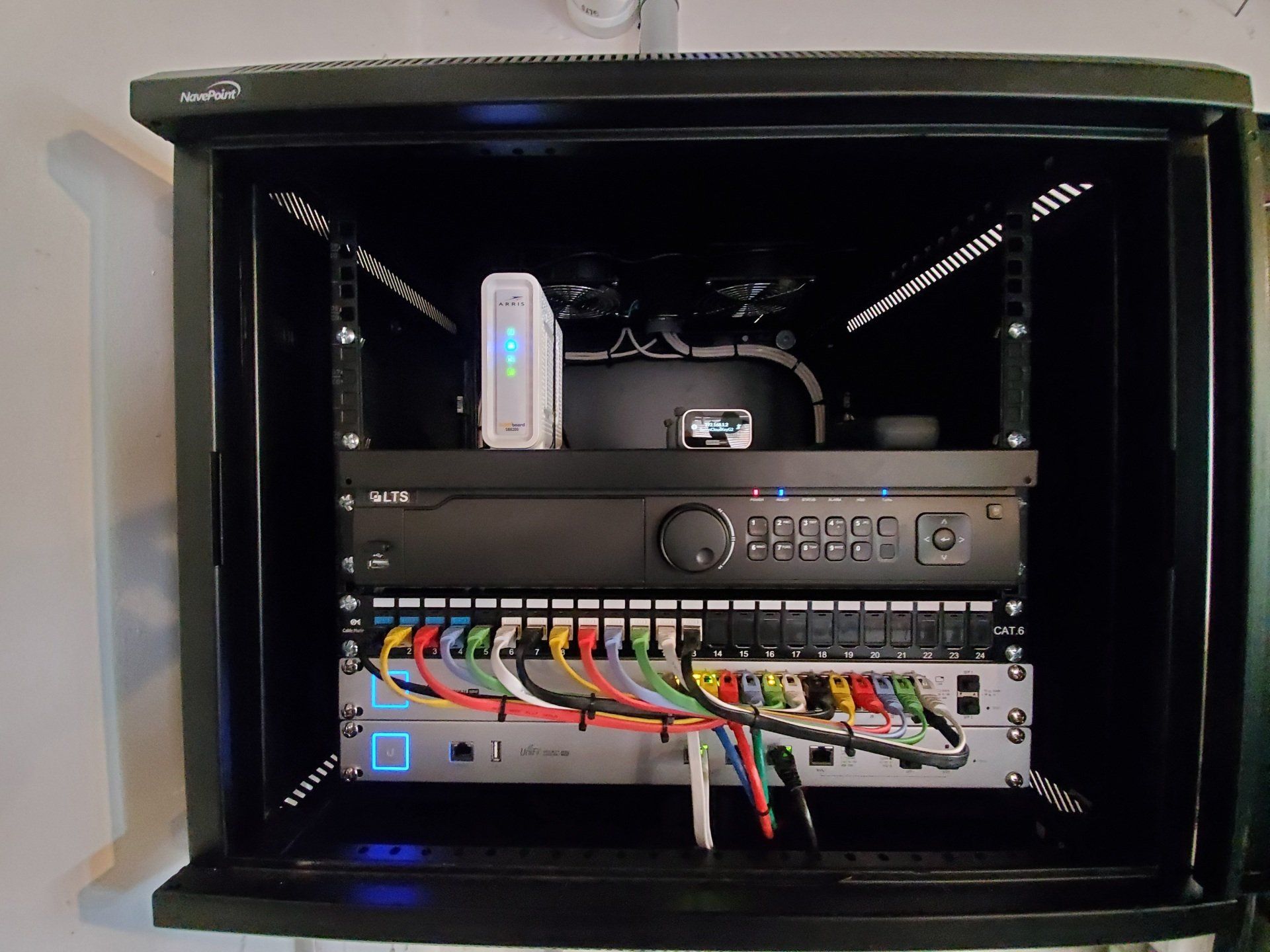 Una caja negra con un montón de cables saliendo de ella.