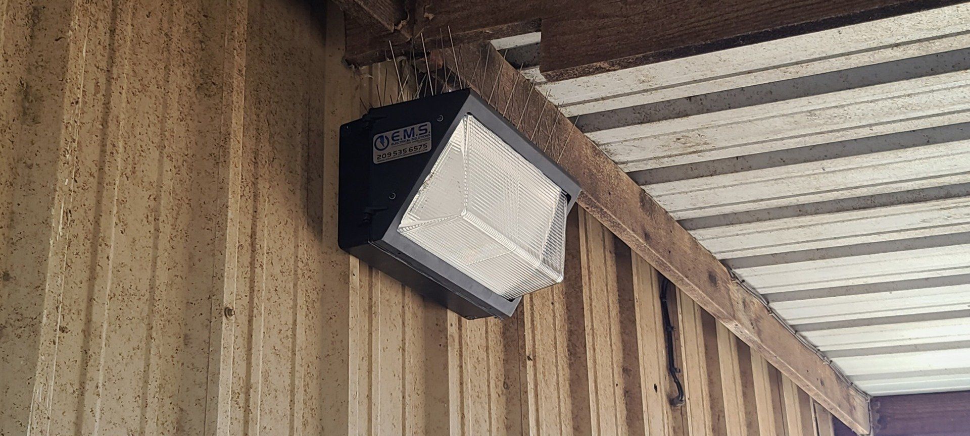 A light is hanging from the ceiling of a building.