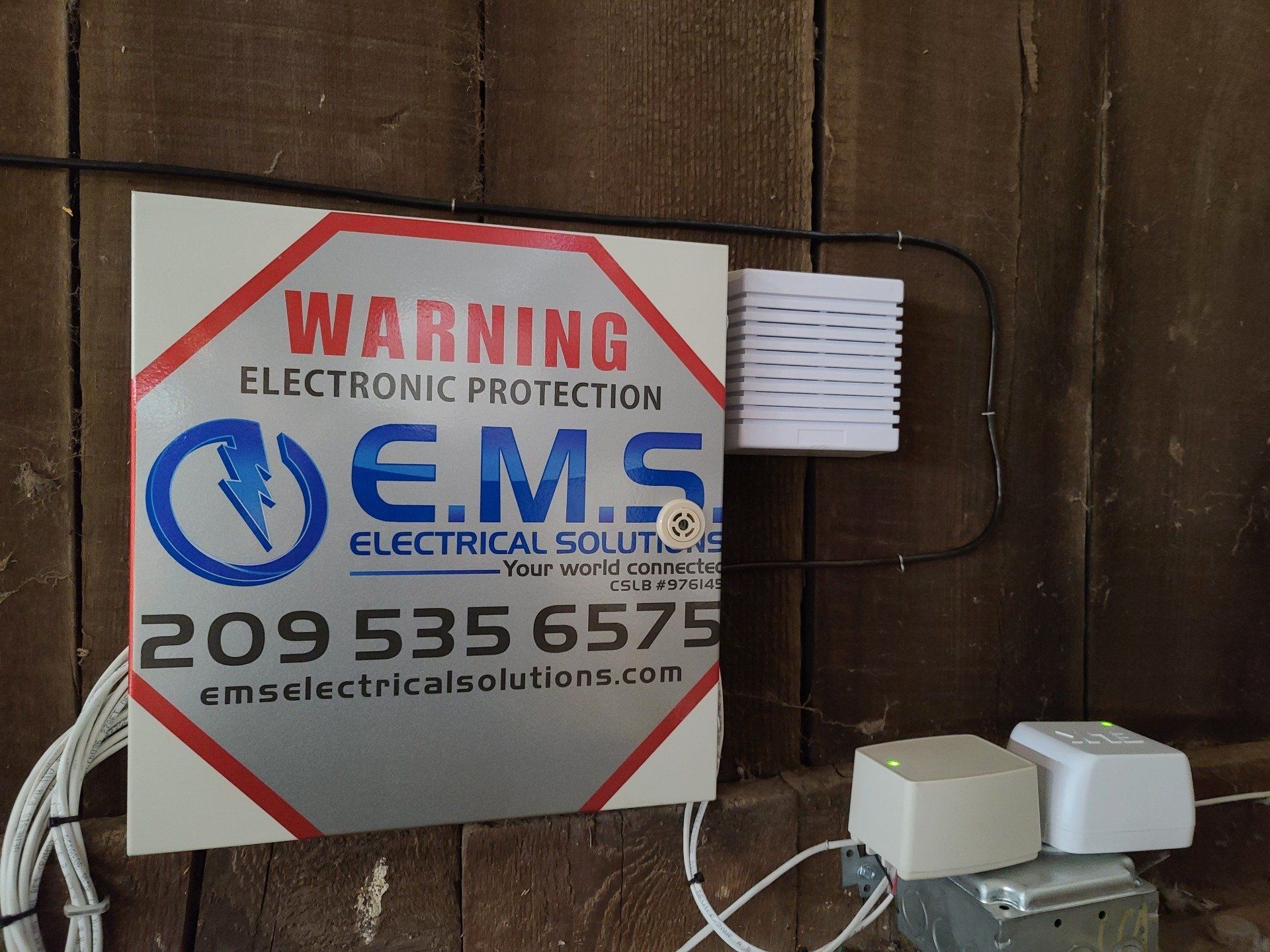 Un panneau indiquant un avertissement de protection électronique