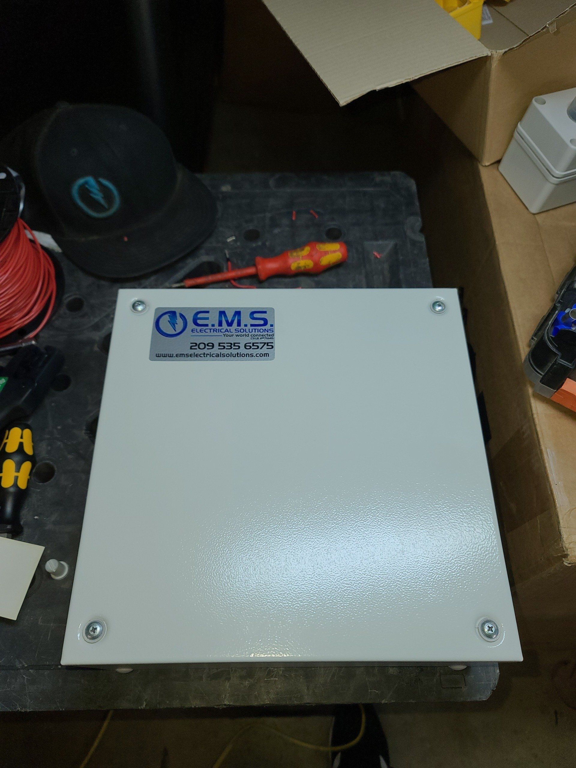 Una casella bianca con la parola cms sopra